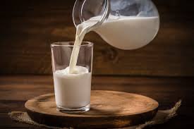 Por qué no se debe beber leche cruda